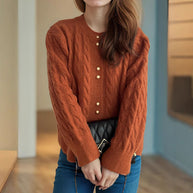 Damen Strickjacke mit eleganter Zopfmusterstruktur und dekorativen Knöpfen WW