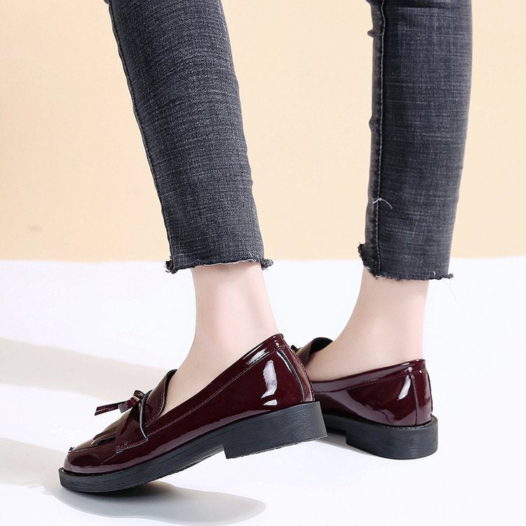 Damen Elegante Mokassins mit funkelndem Lackleder und dekorativem Schleifendetail W&W