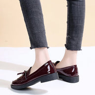 Damen Elegante Mokassins mit funkelndem Lackleder und dekorativem Schleifendetail W&W