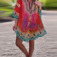 Damen Strandkleid im farbenfrohen Boho-Stil mit verspieltem Design und tiefem V-Ausschnitt WW