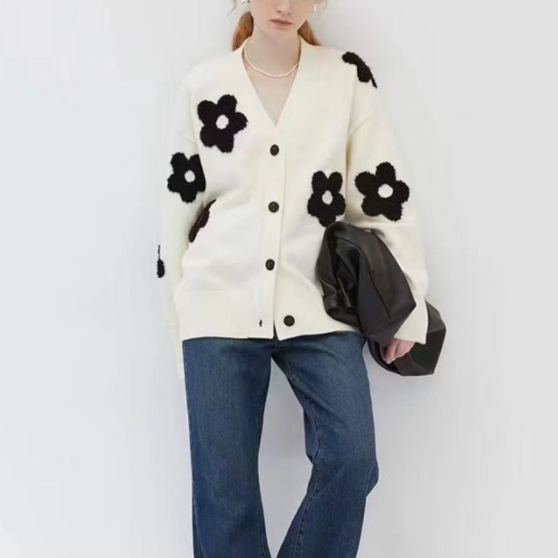 Damen Strickjacke mit Blumenapplikationen und dezentem V-Ausschnitt WW