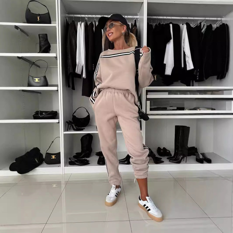 Damen sportliches und lässiges Set mit schmal geschnittenem Oberteil und Jogginghose WW