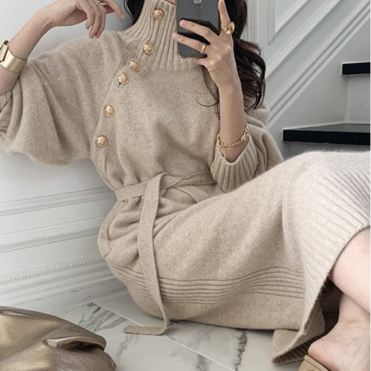 Damen Strickkleid mit hohem Kragen und dekorativen Knöpfen WW