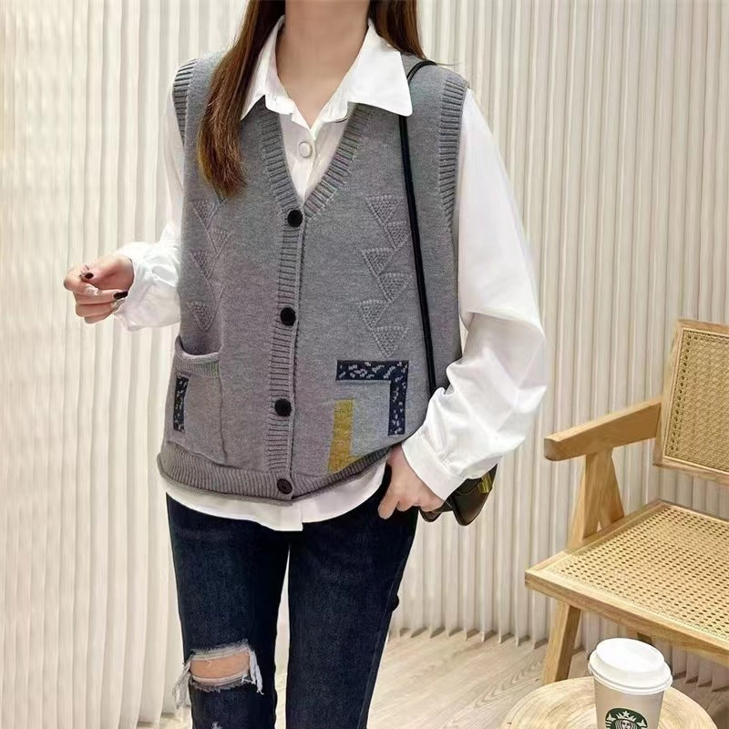 Damen Strickweste mit V-Ausschnitt und dekorativen Taschen WW