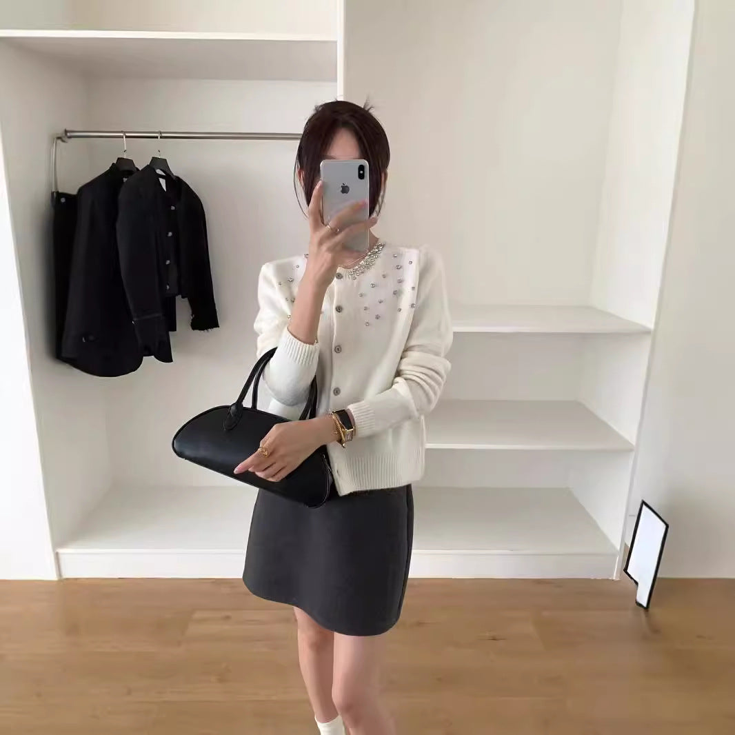 Damen Strickjacke mit eleganten Perlenapplikationen und klassischem Rundhalsausschnitt WW