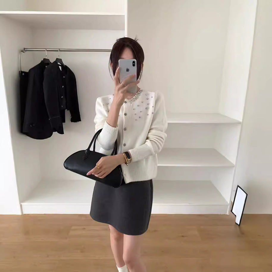 Damen Strickjacke mit eleganten Perlenapplikationen und klassischem Rundhalsausschnitt WW