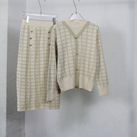 Damen Strickensemble mit dekorativen Knöpfen und elegantem V-Ausschnitt WW