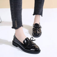 Damen Elegante Mokassins mit funkelndem Lackleder und dekorativem Schleifendetail W&W