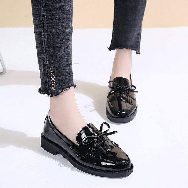 Damen Elegante Mokassins mit funkelndem Lackleder und dekorativem Schleifendetail W&W