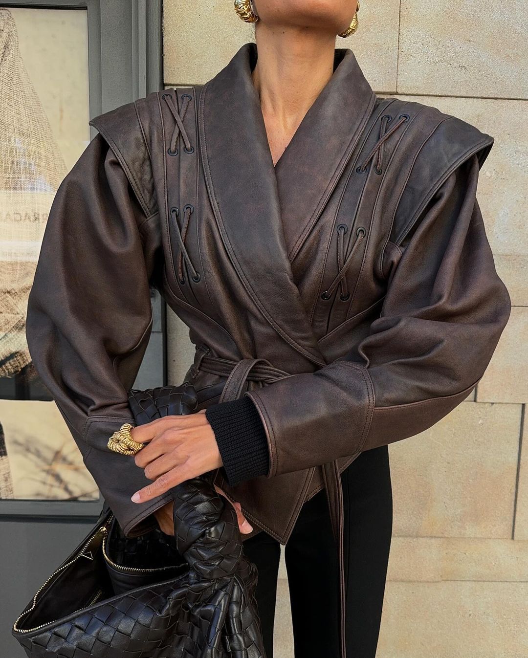 Damen stilvolle Kunstlederjacke mit Drapierung und taillierbarem Gürtel WW