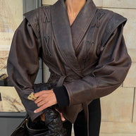 Damen stilvolle Kunstlederjacke mit Drapierung und taillierbarem Gürtel WW