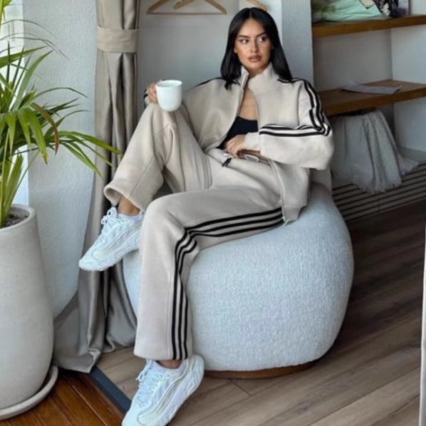 Damen sportlicher Kapuzenanzug mit durchgehendem Reißverschluss und seitlichen Streifen WW