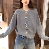 Damen Strickjacke mit bunten Knopfdetails und hohem Kragen WW