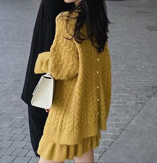 Damen Strickjacke mit dekorativem Zopfmuster und Knopfdetails WW