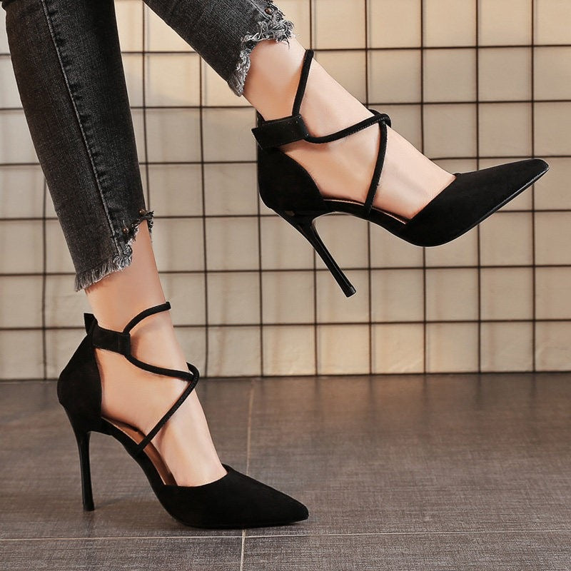 Damen High Heels mit eleganten Fesselriemen und spitz zulaufendem Design WW