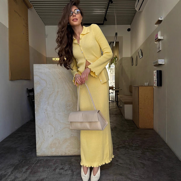 Damen Strickanzug mit elegantem Knopfverschluss und fließendem Rock WW