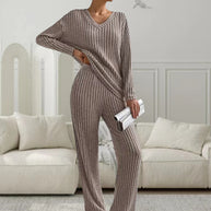 Damen Strickanzug mit modischem V-Ausschnitt und feinem Rippdesign WW