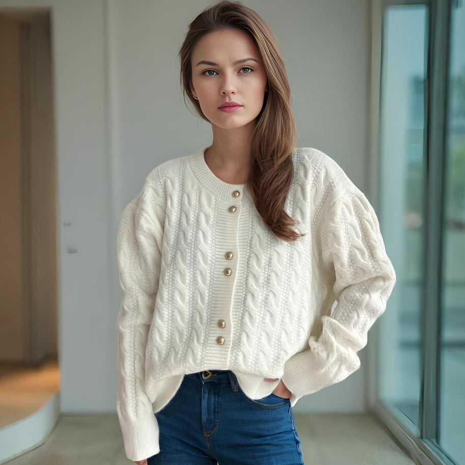 Damen Strickjacke mit eleganter Zopfmusterstruktur und dekorativen Knöpfen WW