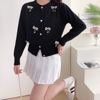 Damen Strickjacke mit Spitzenverzierungen und Knopfdetails WW