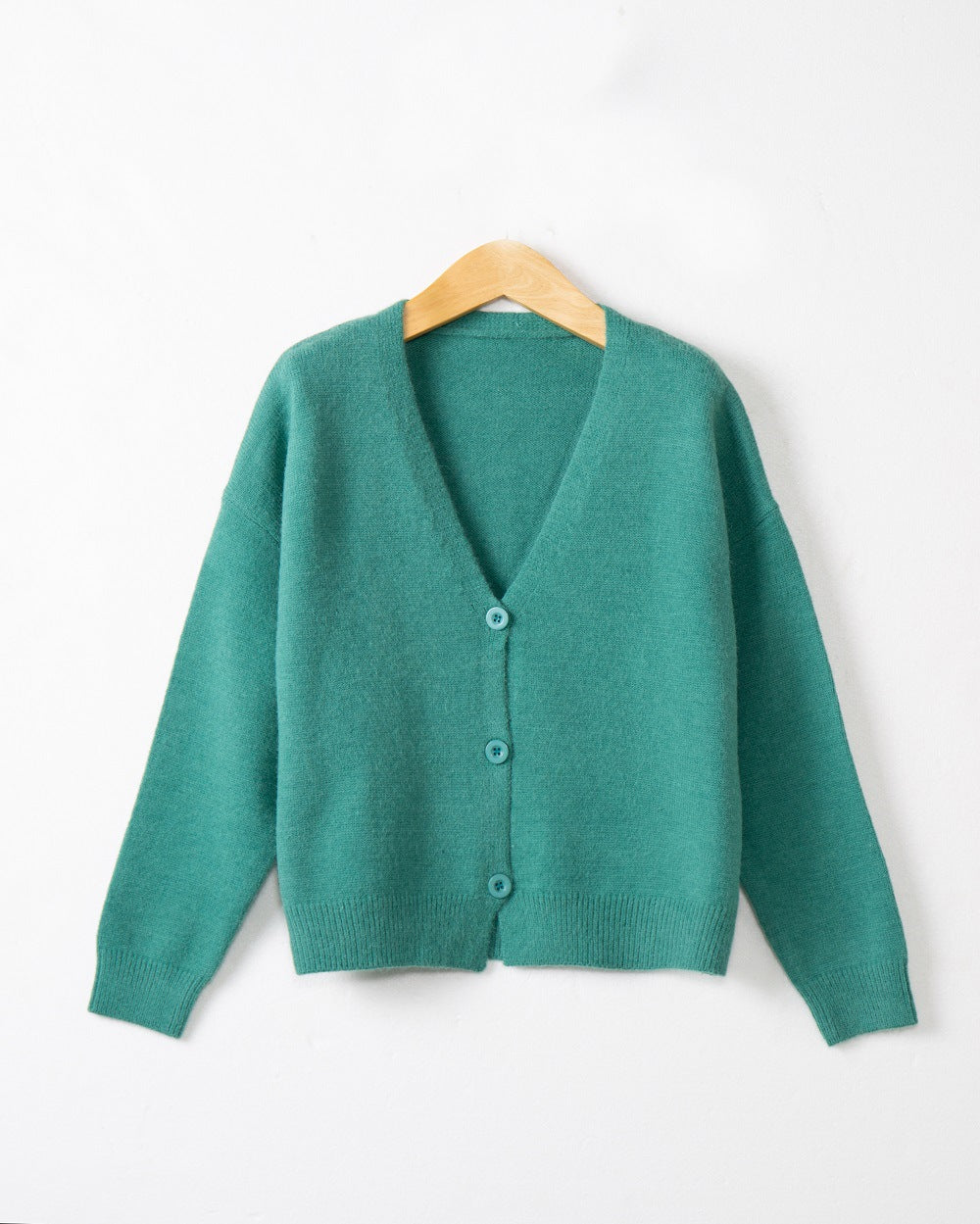 Damen Strickjacke mit V-Ausschnitt und Knopfdetails WW