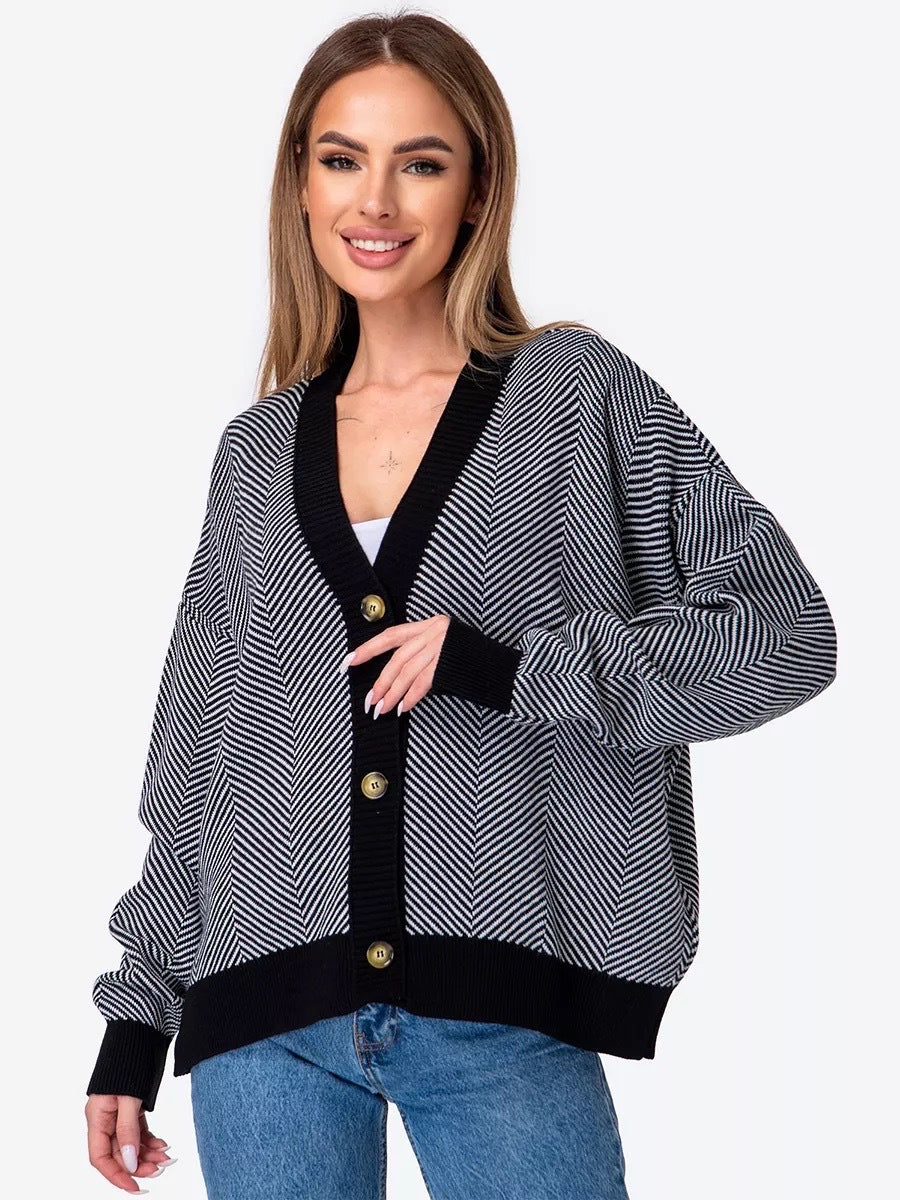 Damen Strickjacke mit Chevron-Muster und großen Knopfdetails WW
