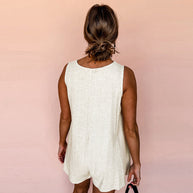 Damen ärmelloser Jumpsuit mit schmeichelndem V-Ausschnitt und praktischen Knopfdetails WW