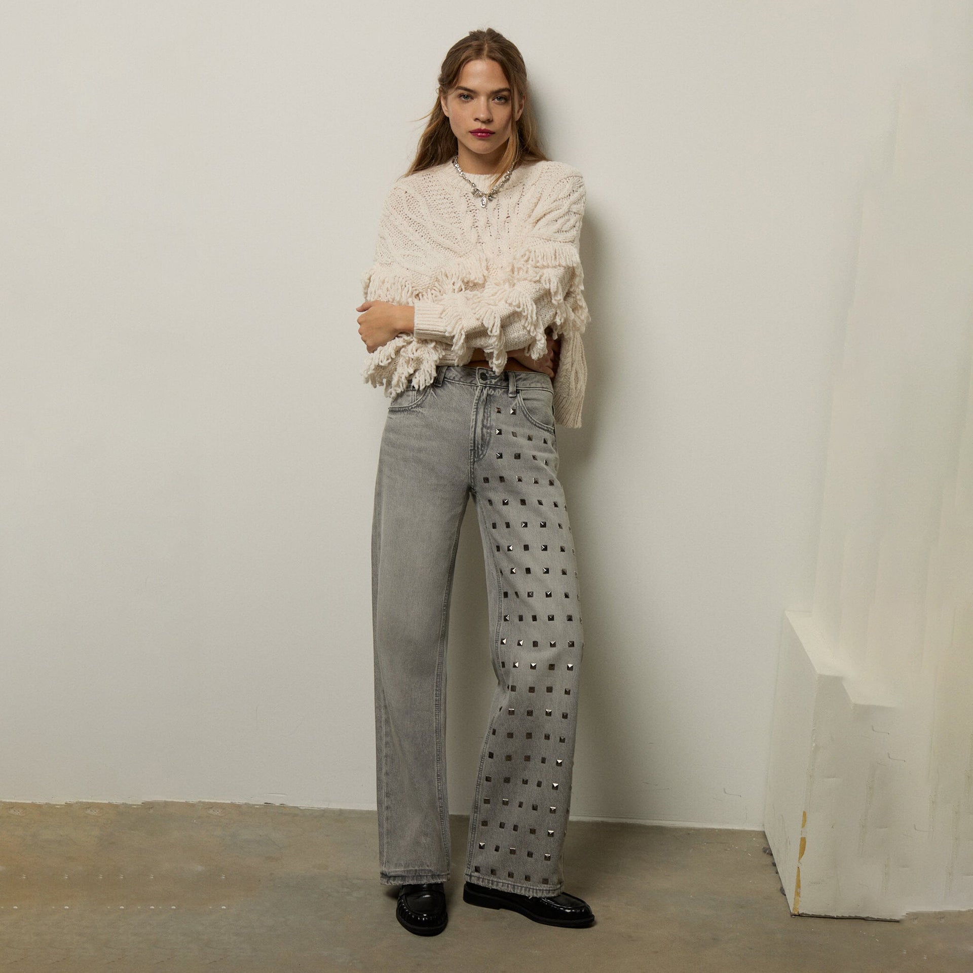 Damen Relaxed Fit Jeans mit modischen Nietenapplikationen WW