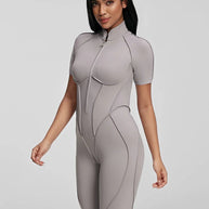 Damen sportlicher Einteiler mit Reißverschluss und kurzen Ärmeln WW