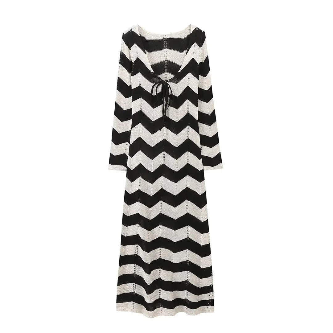 Damen Strickkleid mit modernem Zickzackmuster und tiefem V-Ausschnitt WW