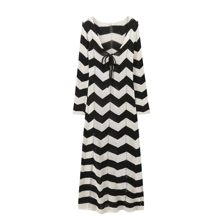 Damen Strickkleid mit modernem Zickzackmuster und tiefem V-Ausschnitt W&W Mode