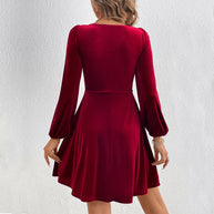 Damen Minikleid mit elegantem Wickeldetail und langen Puffärmeln W&W