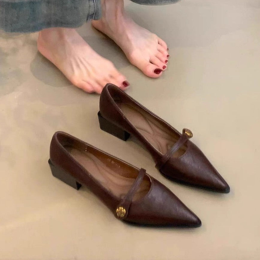 Damen Bequeme spitz zulaufende Ballerinas mit dekorativem Riemchen und Blockabsatz WW