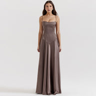 Damen Abendkleid mit figurbetontem Schnitt und elegantem Satin-Finish WW