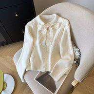 Damen Strickjacke mit dekorativem Spitzenkragen und Knopfverschluss WW