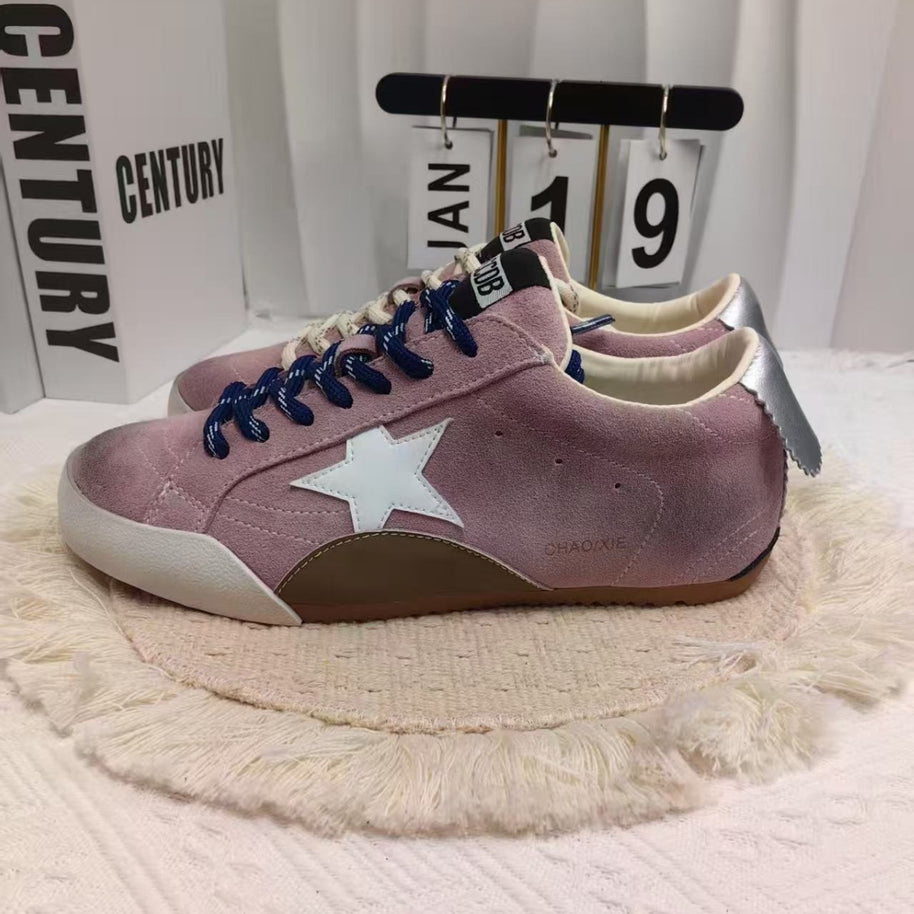 Damen Sneakers mit weichem Wildleder und modischen Details WW