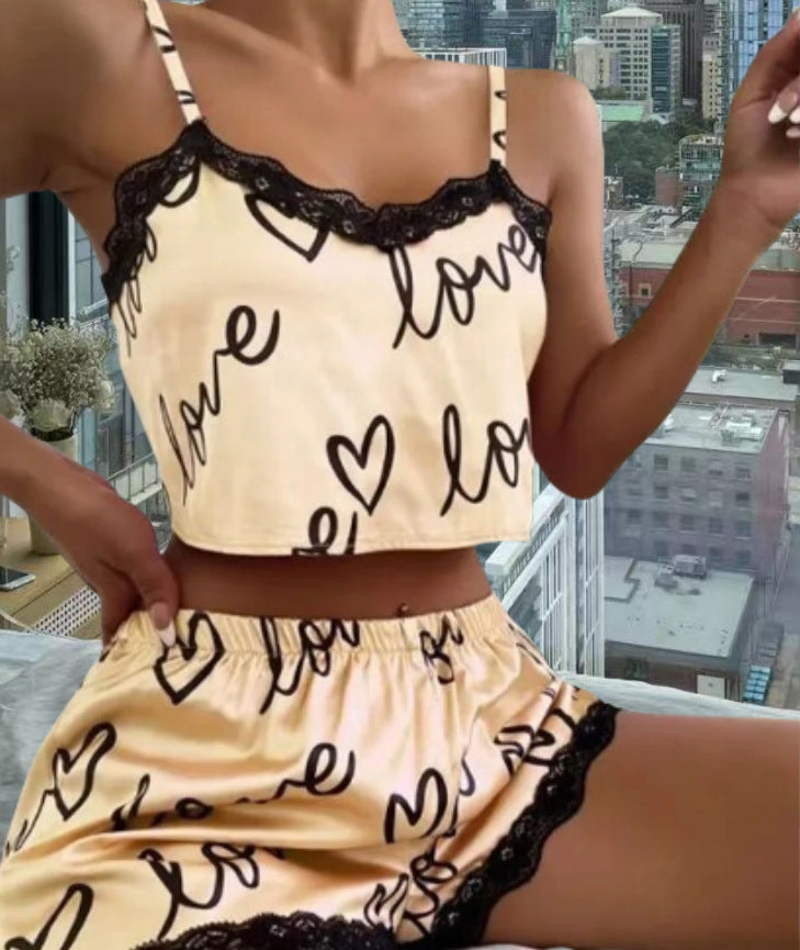 Damen Satin-Crop-Top und Shorts-Set mit Herzen und Spitzenakzenten WW