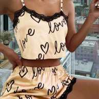 Damen Satin-Crop-Top und Shorts-Set mit Herzen und Spitzenakzenten WW