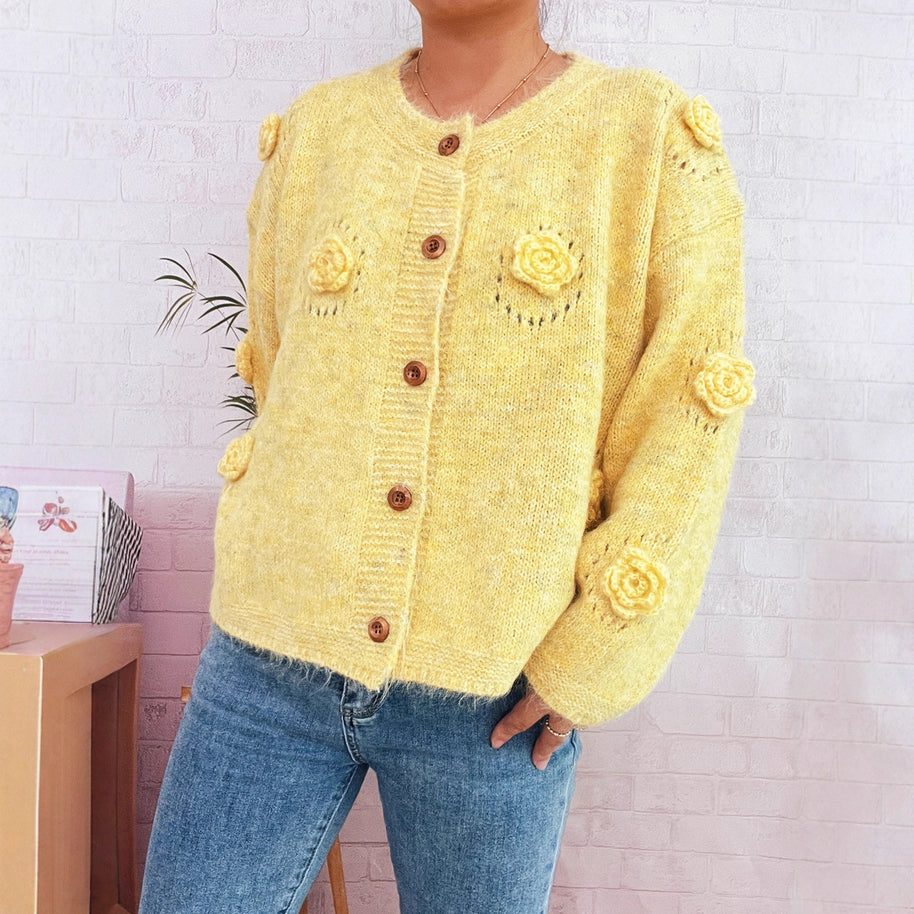Damen Strickjacke mit floralen Applikationen und dekorativen Knöpfen WW