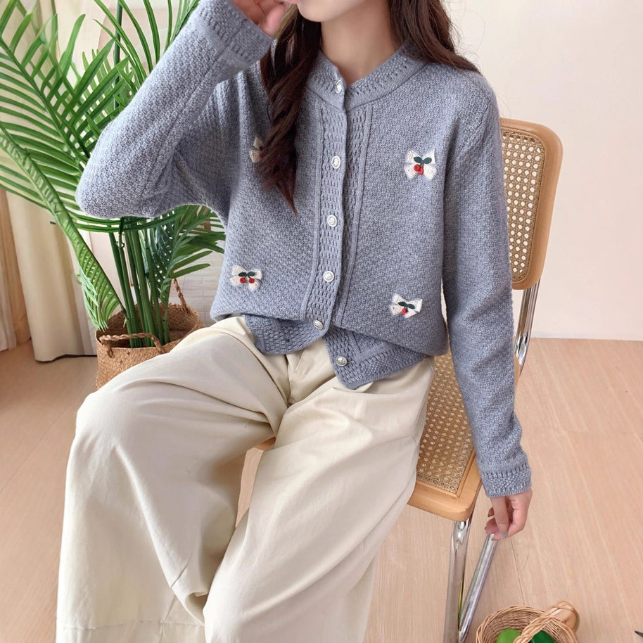 Damen Strickjacke mit dekorativen Stickereien WW