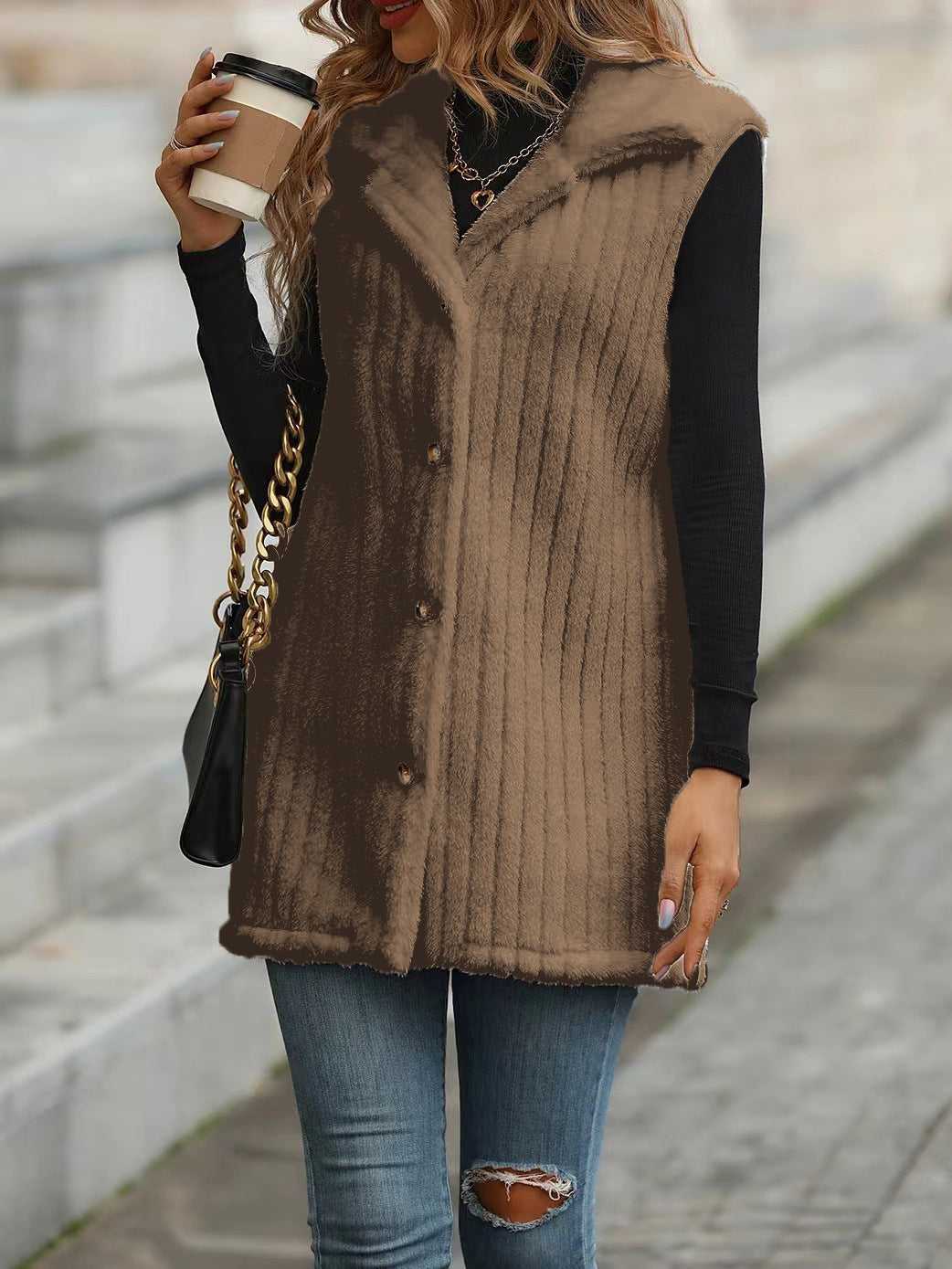 Damen Strickweste mit samtiger Oberfläche und modernen Knopfdetails WW