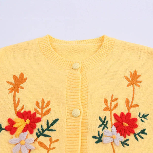 Damen Strickjacke mit floralem Stickdesign und Knopfverschluss WW