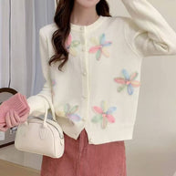 Damen Strickjacke mit floralen Stickereien und Knopfverschluss WW