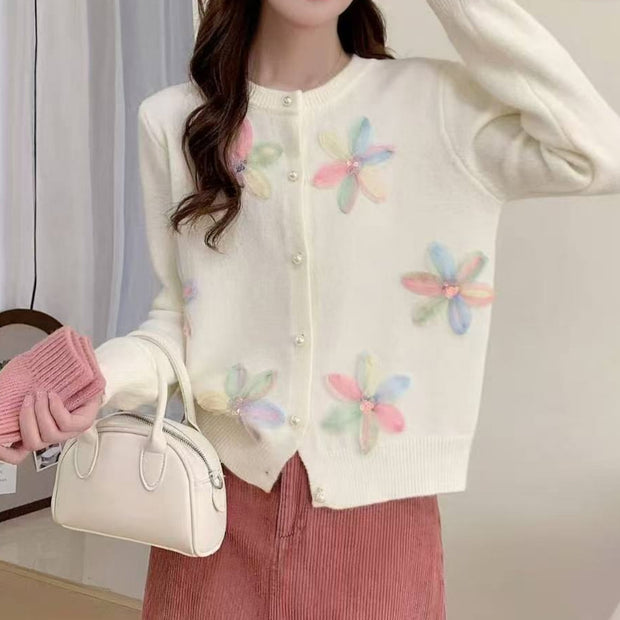 Damen Strickjacke mit floralen Stickereien und Knopfverschluss WW