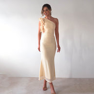 Damen Figurschmeichelndes Midi-Kleid mit asymmetrischem Ausschnitt und Rüschendetails W&W