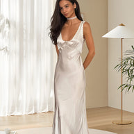 Damen Satin-Maxikleid mit elegantem V-Ausschnitt und feinen Details WW