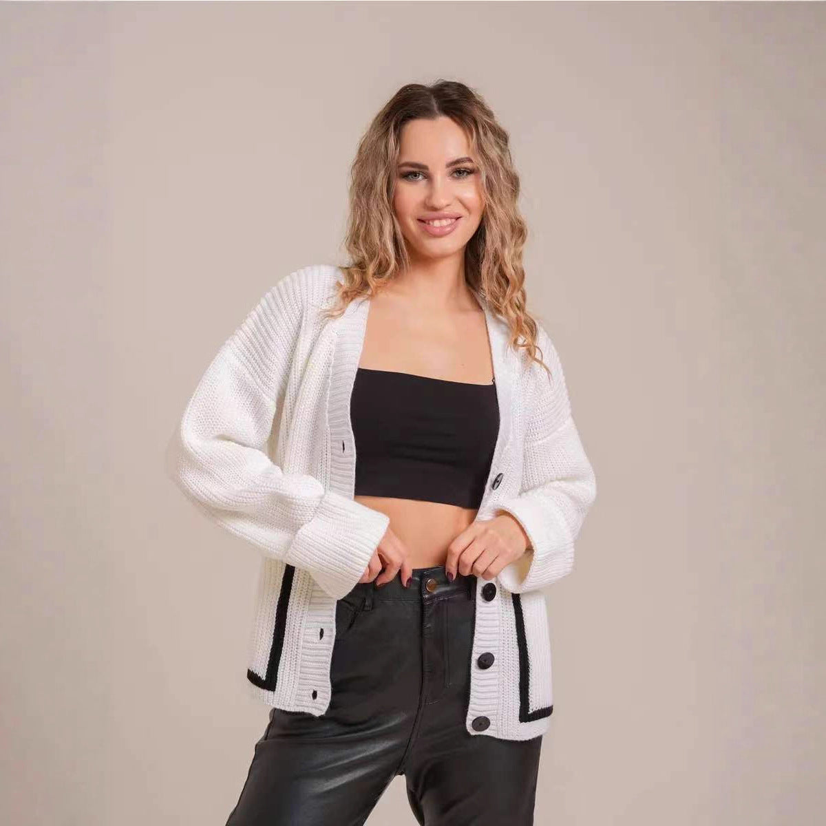 Damen Strickcardigan mit kontrastierenden Knopfdetails und strukturiertem Design WW