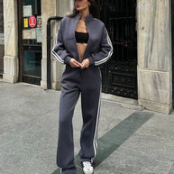 Damen sportlicher Kapuzenanzug mit durchgehendem Reißverschluss und seitlichen Streifen WW