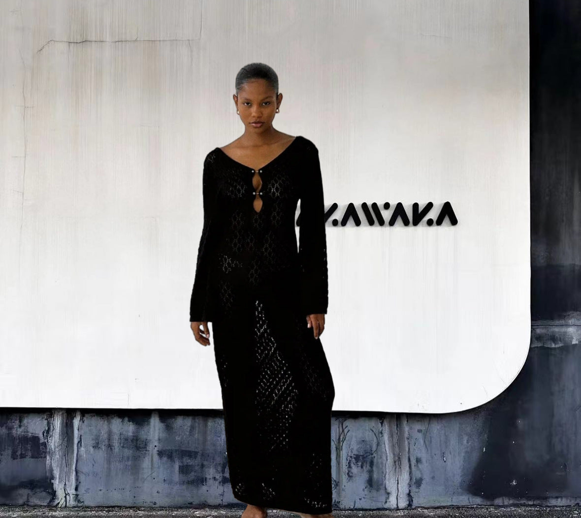 Damen Strick-Maxikleid mit tiefem V-Ausschnitt und modischen Rüschendetails WW