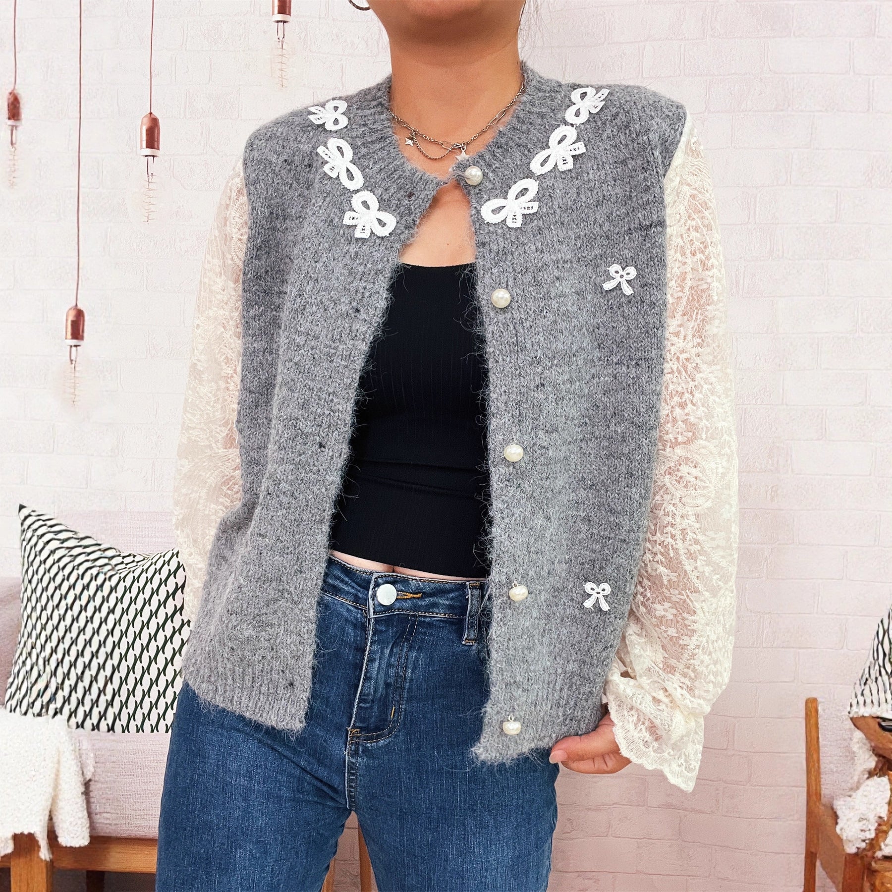 Damen Strickjacke mit romantischen Spitzendetails und eleganten Knopfverschlüssen WW