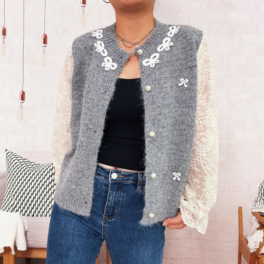 Damen Strickjacke mit romantischen Spitzendetails und eleganten Knopfverschlüssen WW